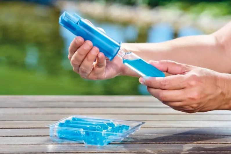 AquaActiv BioKick Premium 51280 Lot de 4 flacons de 20 ml pour 10 000 l chacune, bactéries, filtrantes hautement concentrées, pour étang, étang à poissons, étang de jardin, étang de natation Bleu 80 ml